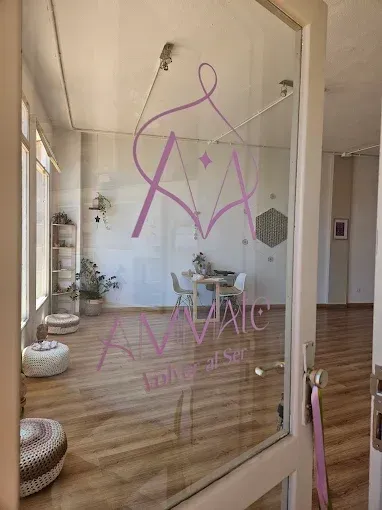 Una mujer está sentada en una habitación rodeada de cuencos y un gong.