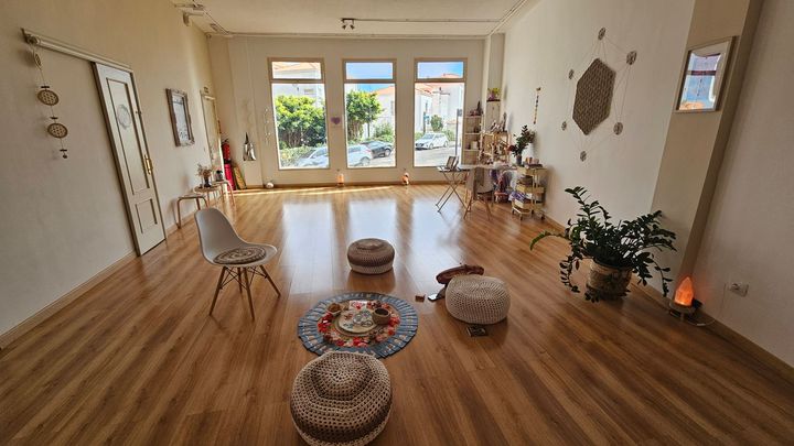 Un grupo de personas están acostadas sobre colchonetas de yoga en una habitación.