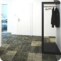 Büroflur mit weissen Türen, gemustertem Teppichboden und einer schwarzen Garderobe mit Jacken.