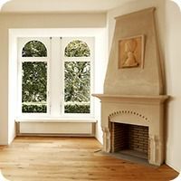 Leeres Zimmer mit Kamin, grossem Bogenfenster und hellem Holzboden