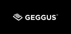 Weisses GEGGUS-Logo auf schwarzem Hintergrund mit einem kleinen geometrischen Symbol links daneben.