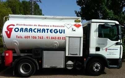 Camión de basura blanco con el logotipo “GABACHETGUI” y números de contacto en el lateral, estacionado al aire libre.