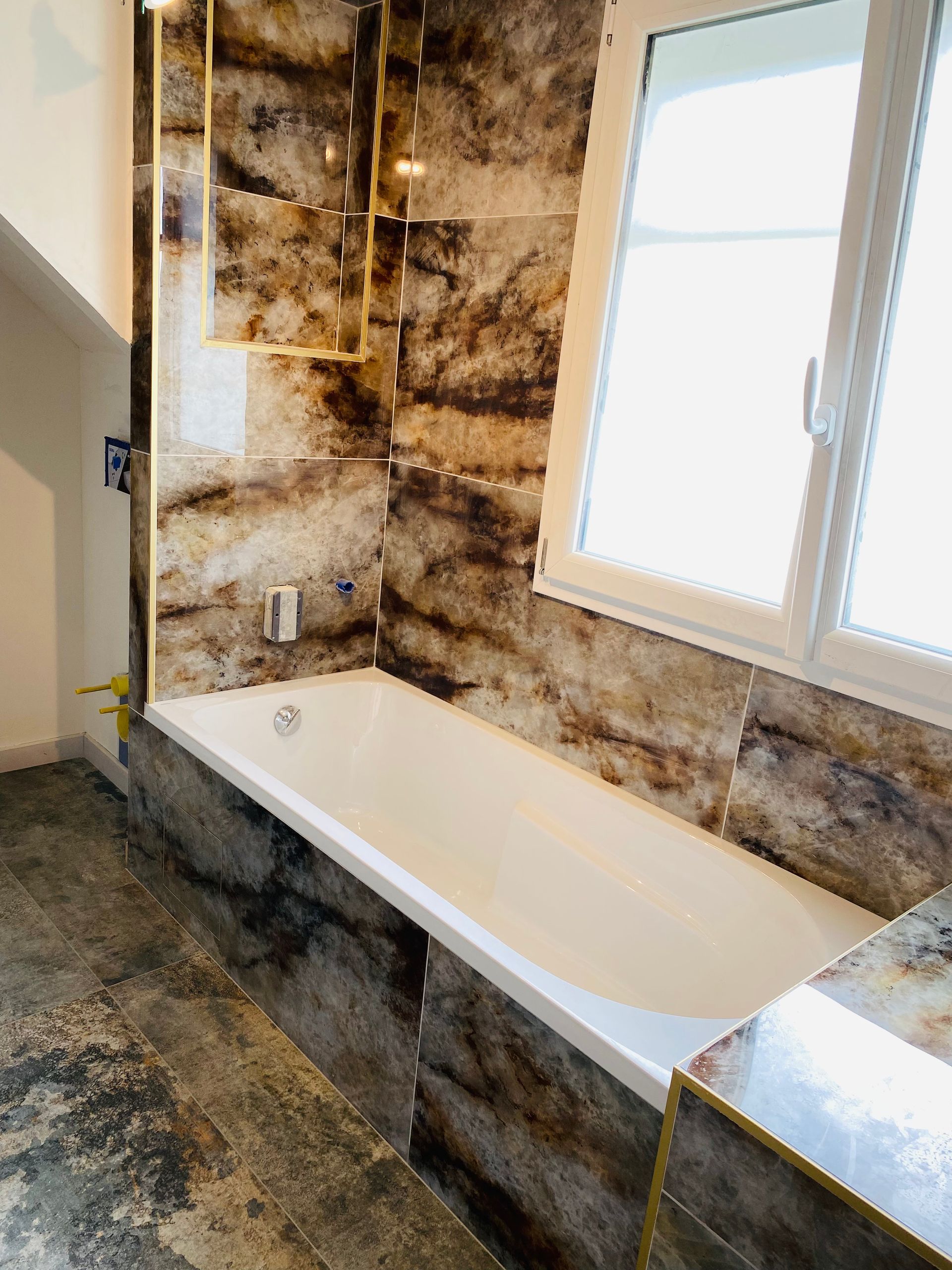 Baignoire intégrée avec du marbre