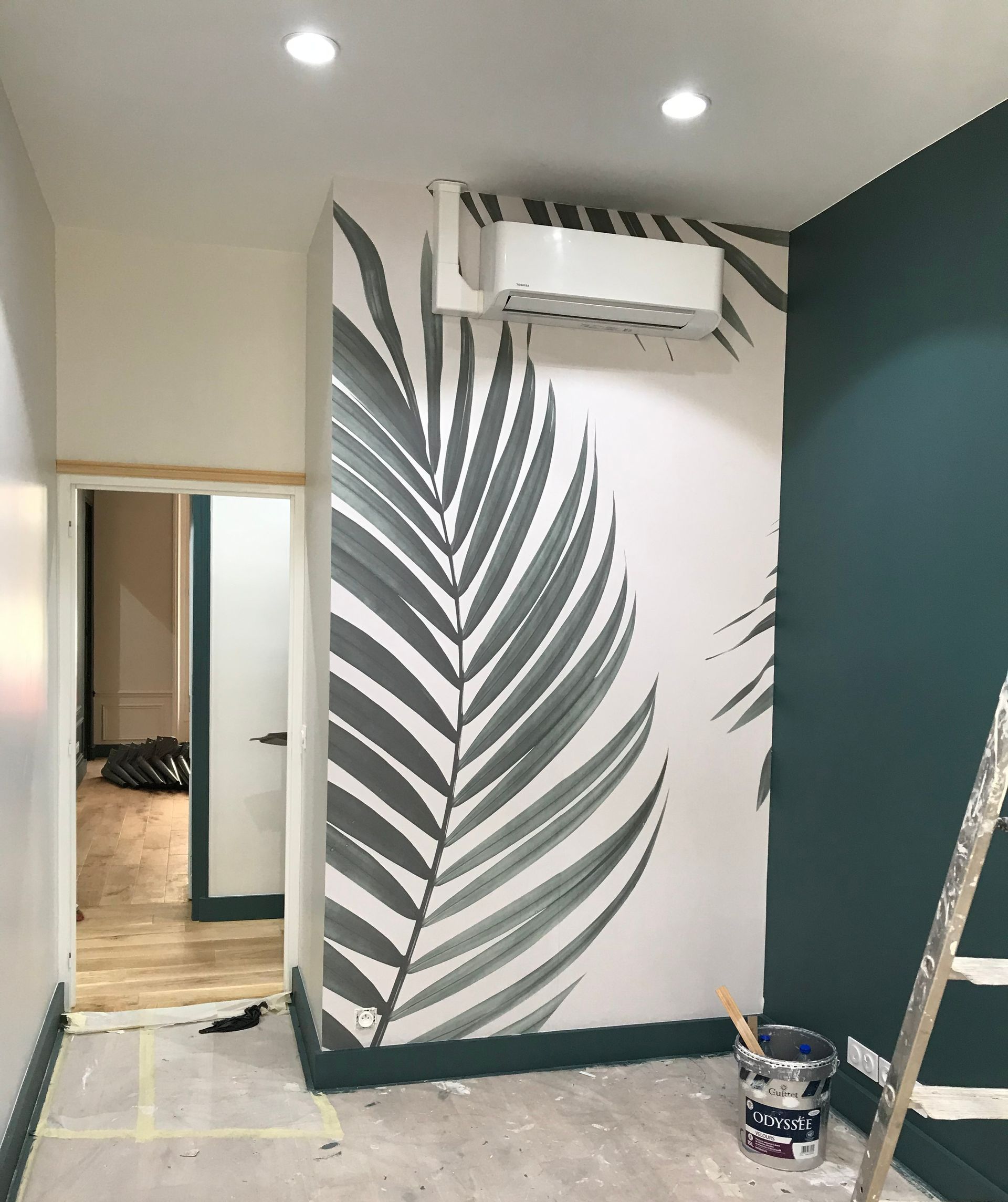 Une cuisine avec un mur jaune