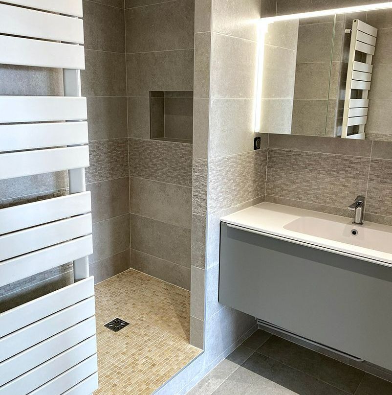 Des murs en faïence dans une salle de bains