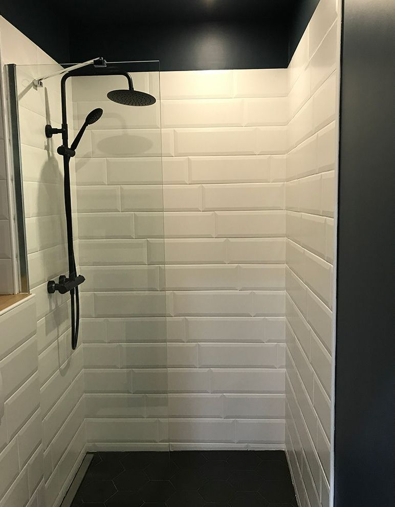 Une faïence blanche dans une douche