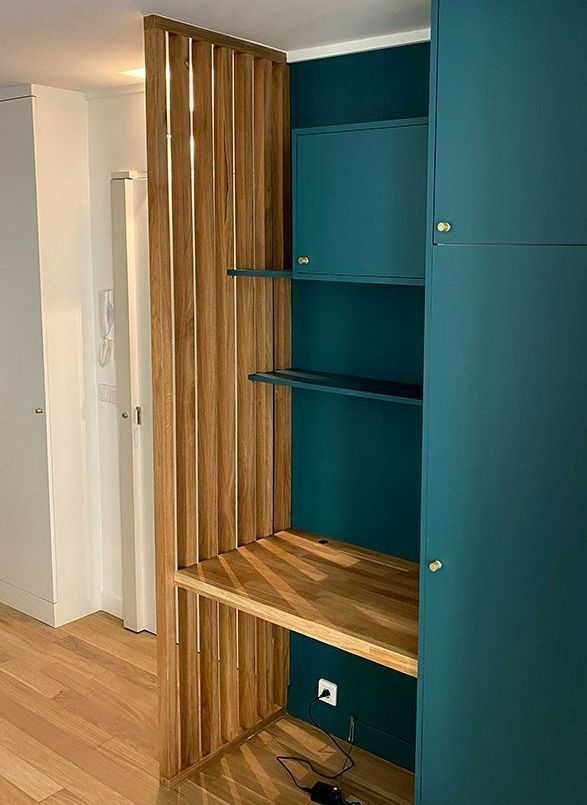 Un meuble avec un pan en bois ajouré