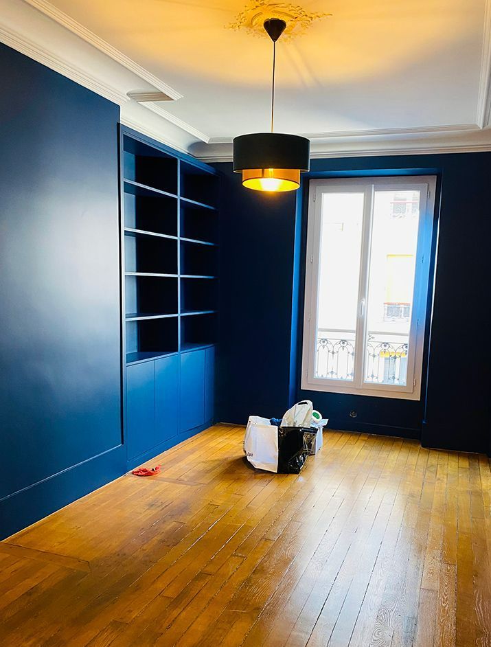 Un mur bleu avec une bibliothèque intégrée