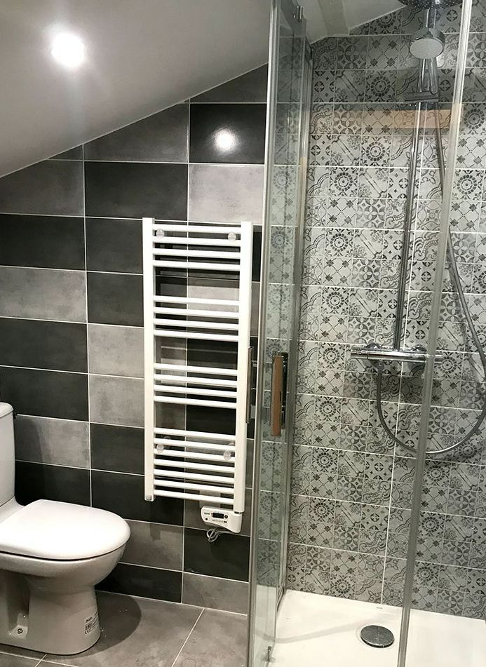 Salle de bains avec un carrellage au mur gris et noir