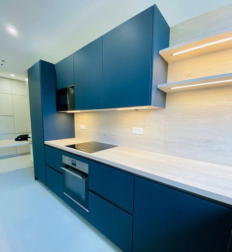 Une cuisine avec des meubles bleus