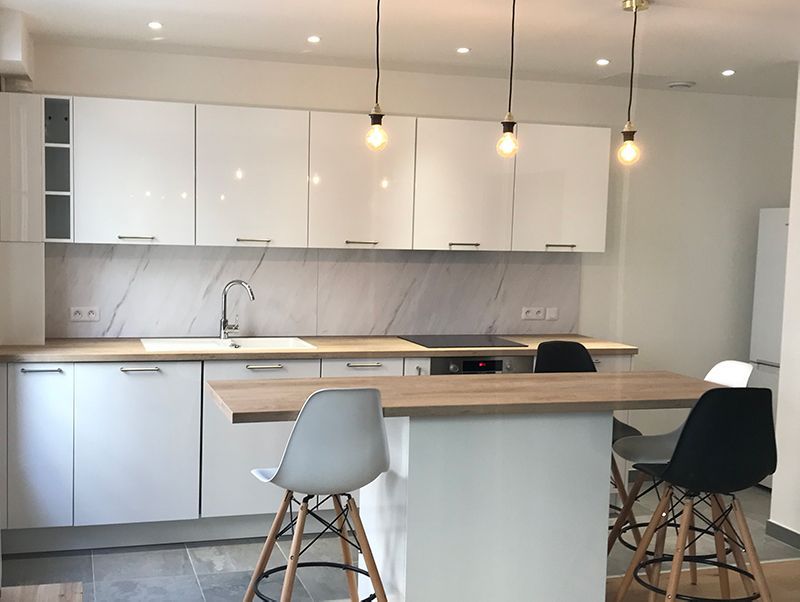 Une cuisine avec un îlot central en bois