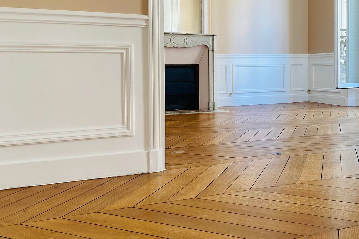 Salon avec du parquet au sol