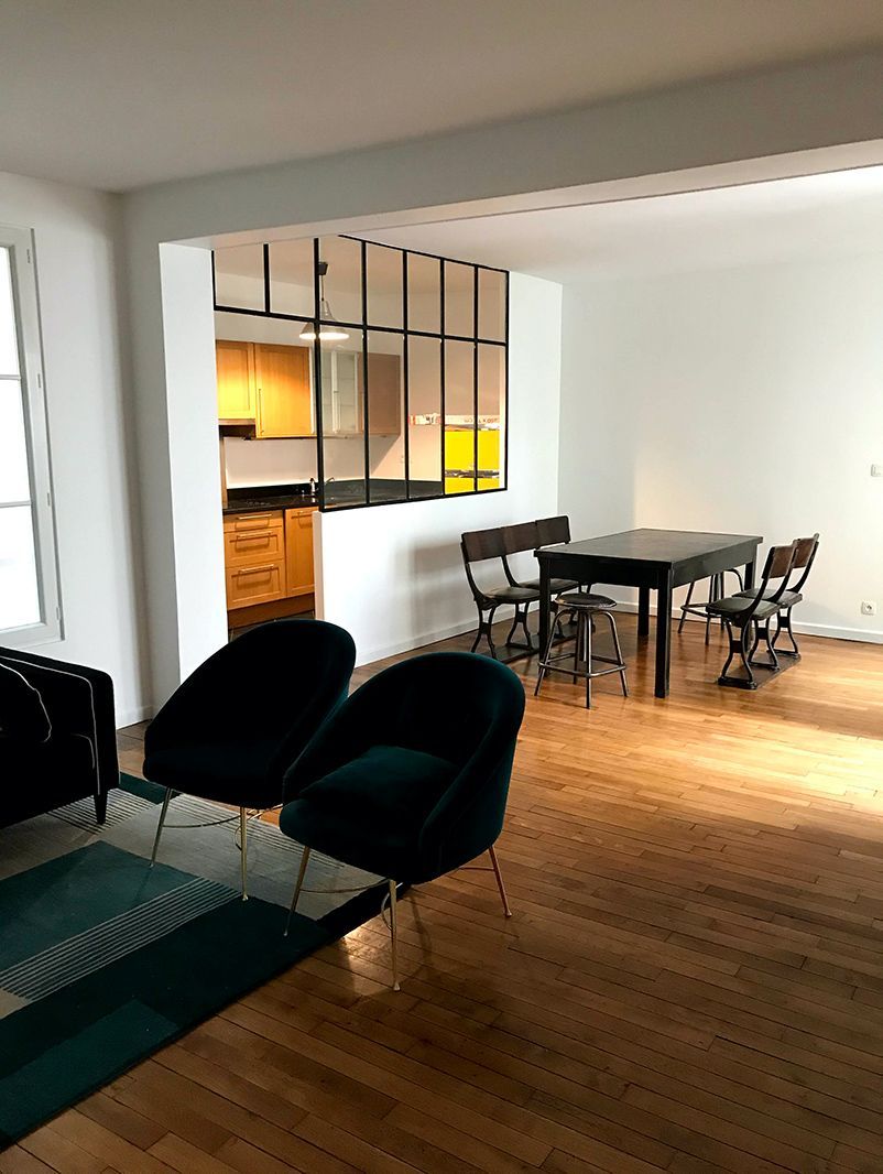 Un salon séparé de la cuisine par une verrière