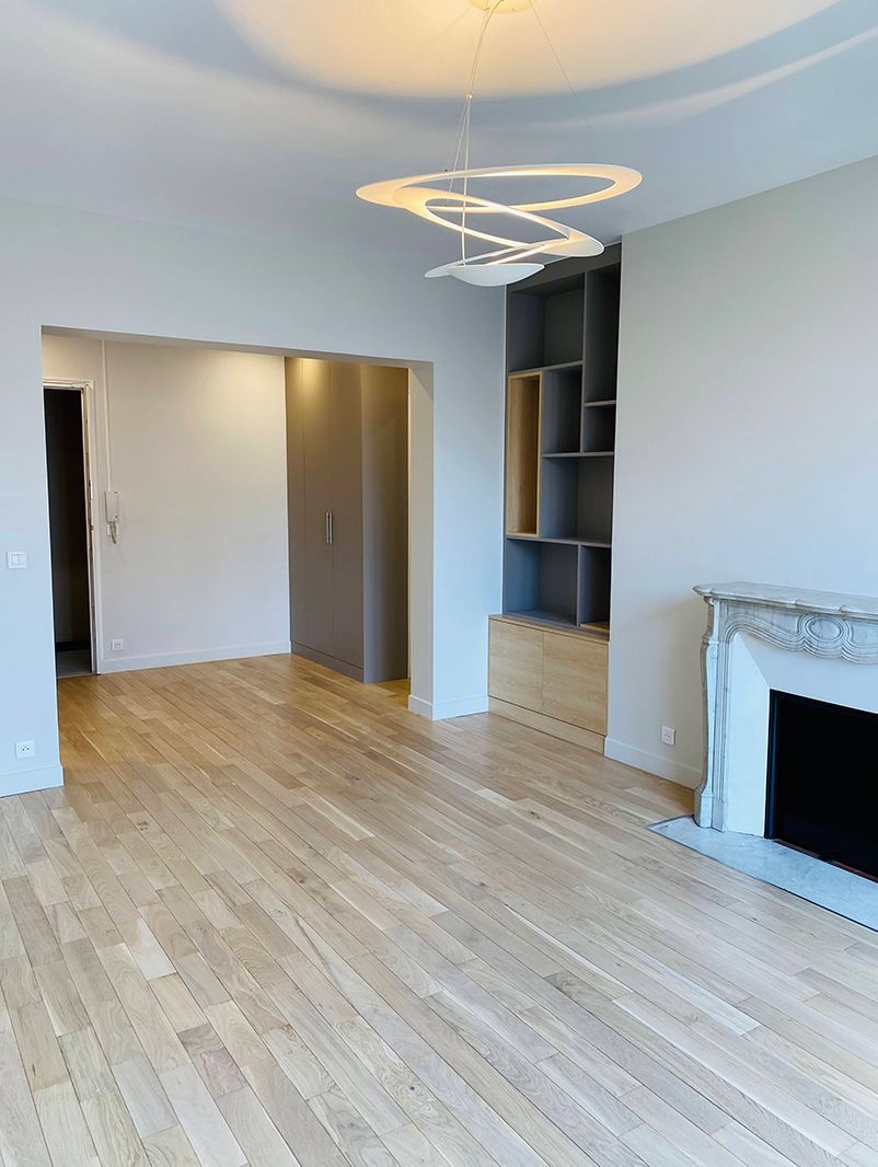 Un salon rénové avec  un parquet au sol