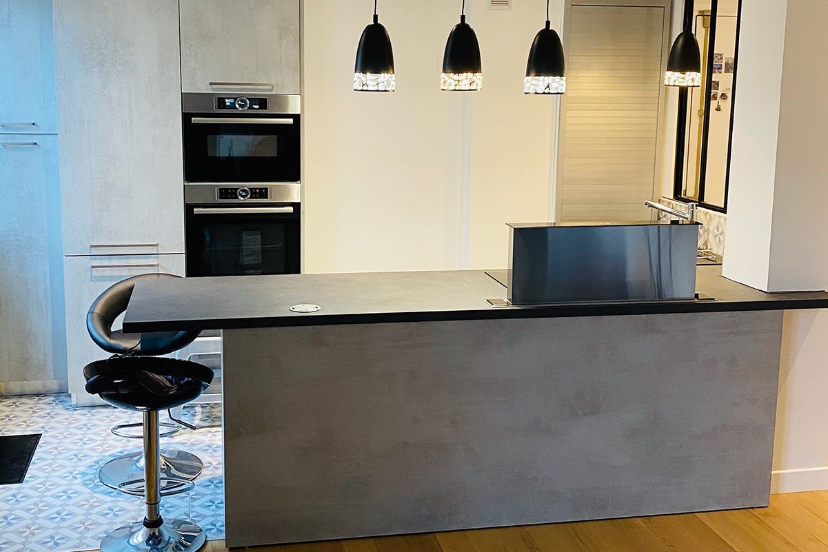 Une cuisine donnant sur un escalier sur mesure