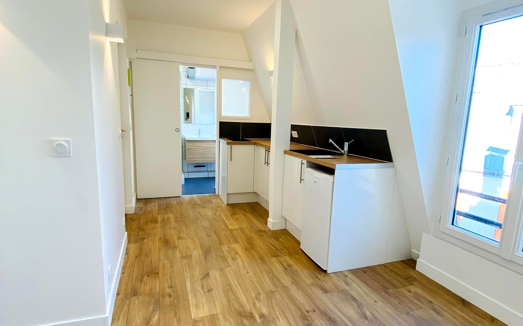 Une cuisine rénovée avec un sol en parquet
