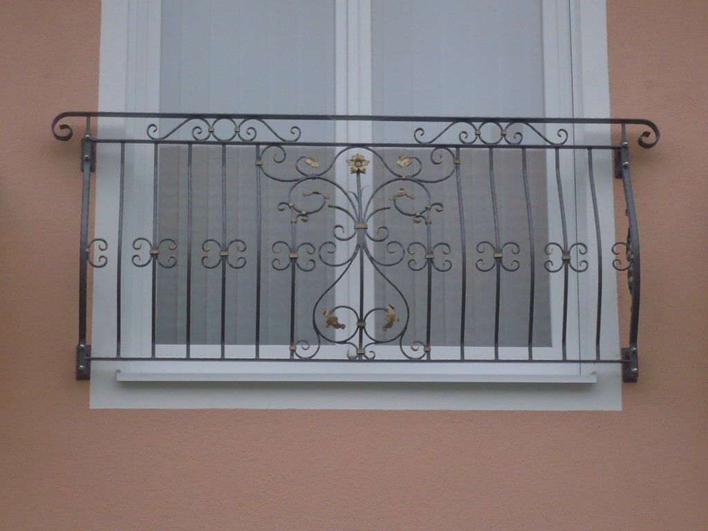 Balkongeländer aus schwarzem Metall mit Zierelementen