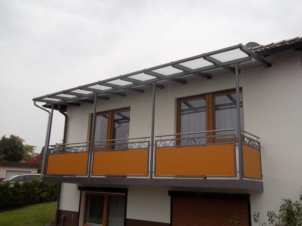 Haus mit orangenem Balkon