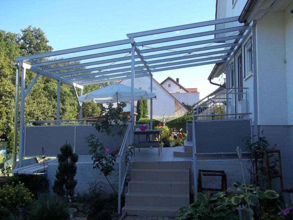 Terrassenüberdachung mit Glaselementen und Metallrahmen