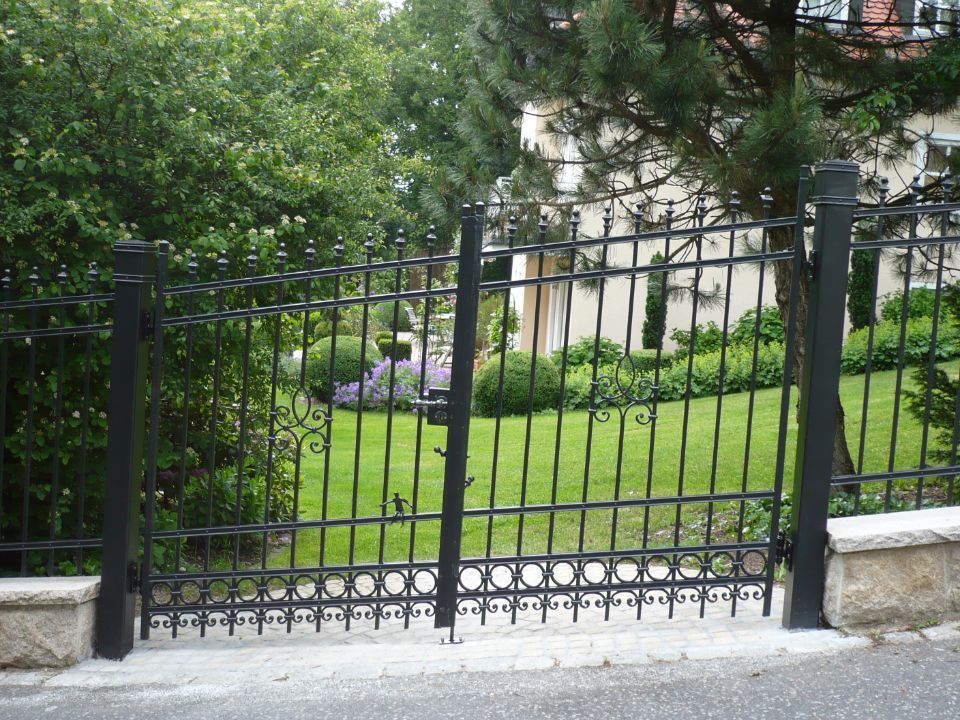 Gartenzaun aus Metall mit kleinen Zierelementen oben und unten