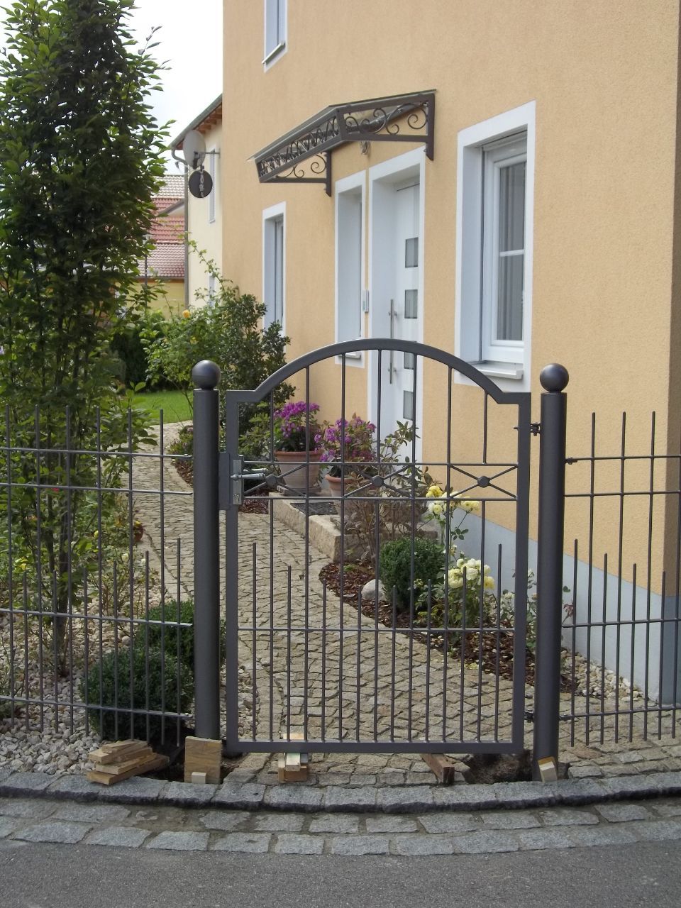 Metallgartenzaun mit Tor