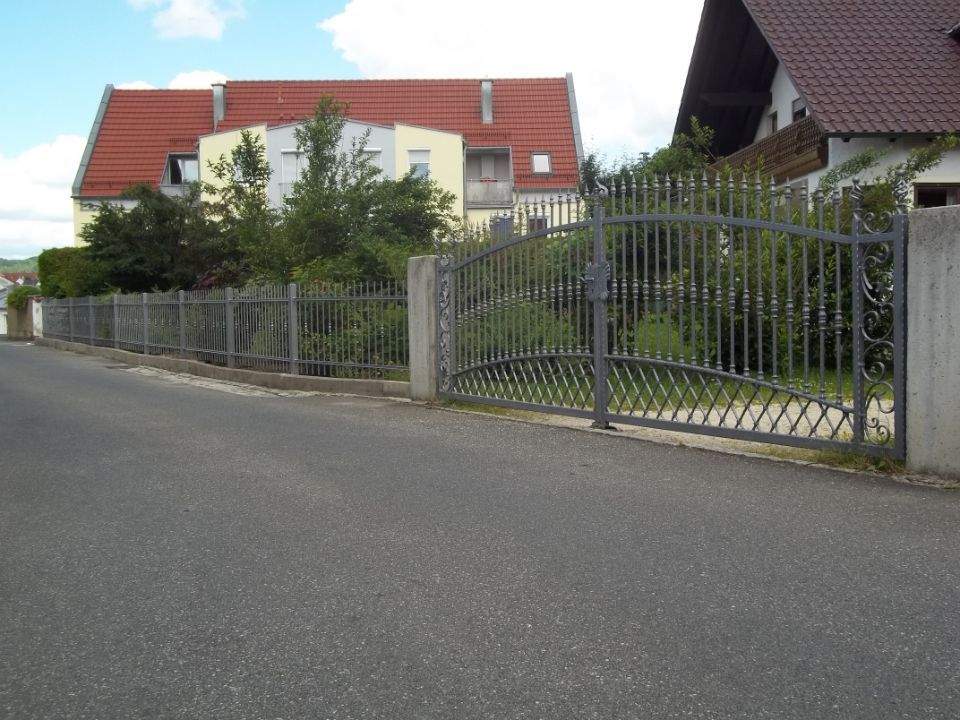 Gitterzaun aus anthrazitfarbenem Metall