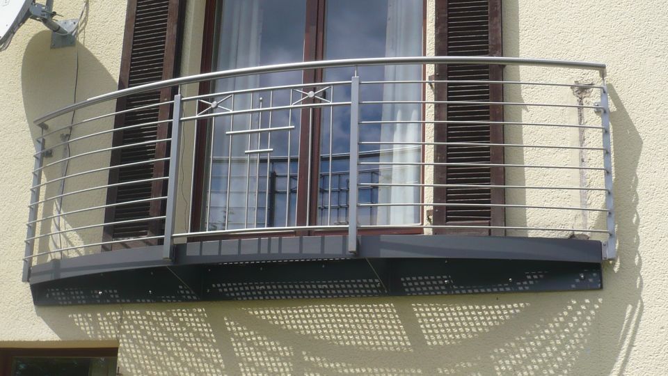 Geländer aus silberfarbenen Metallstangen