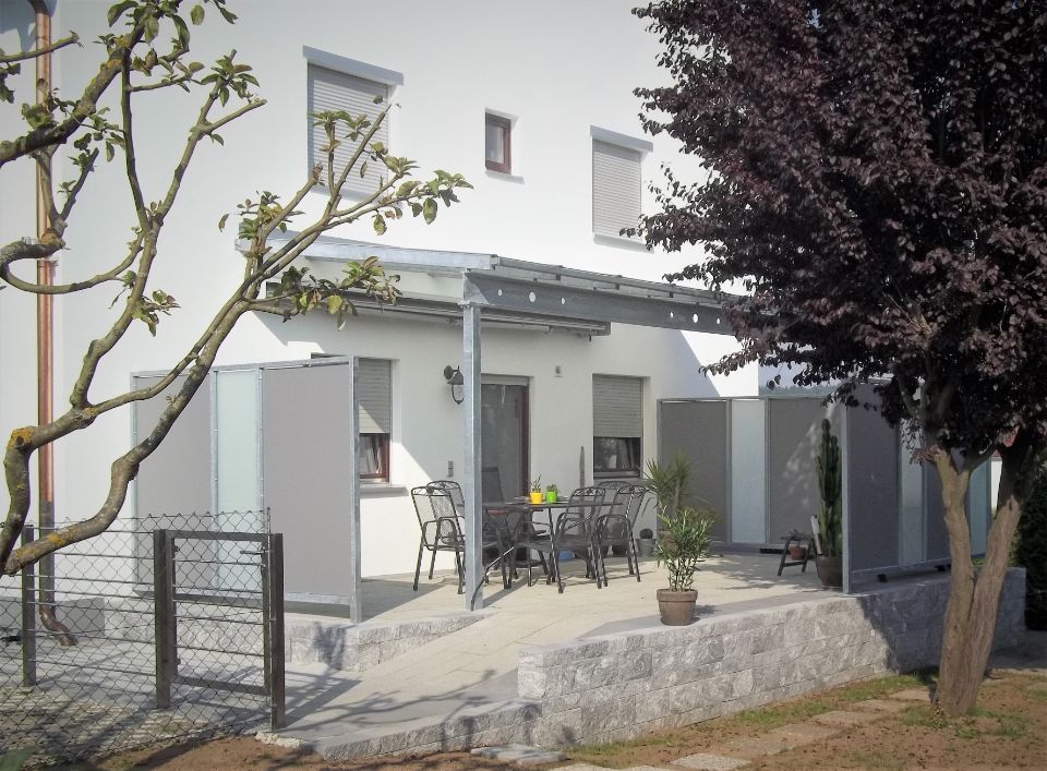 Überdachung und seitlicher Sichtschutz bei einer Terrasse