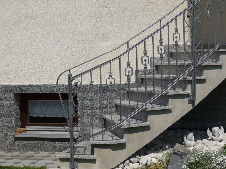 Treppengeländer aus Metall mit Zierelementen im Außenbereich
