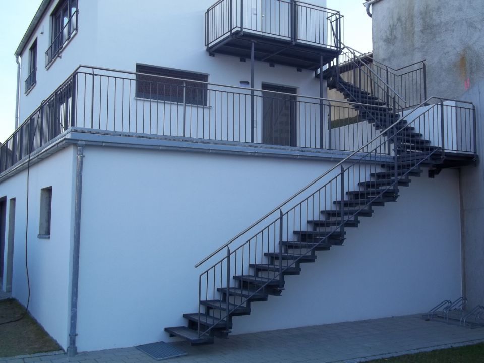 Außentreppe mit Geländer zu einer Terrasse