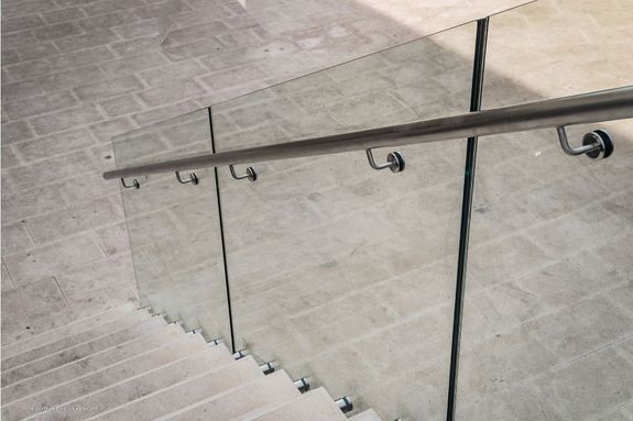 Treppengeländer mit Glasplatten und Metallstange