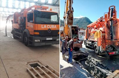 Un camión está estacionado en un almacén al lado de un agujero en el suelo.