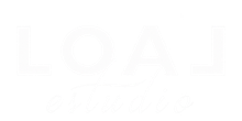 Logotipo o texto blanco muy tenue sobre un fondo blanco