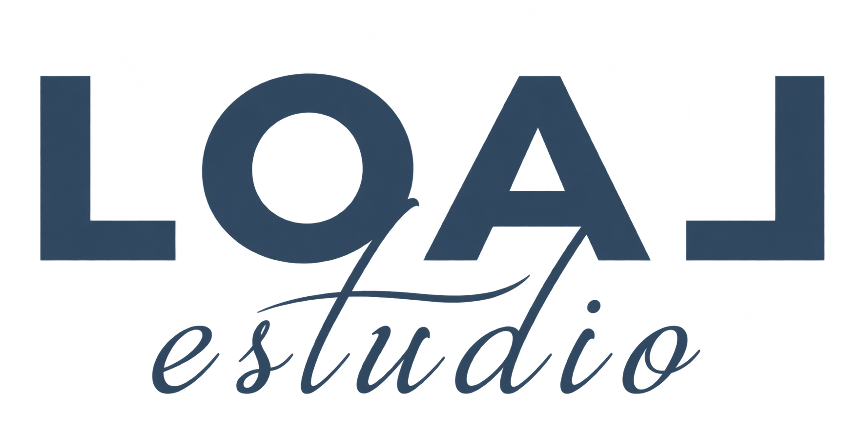 Logotipo de «LOAJ estudio» en azul oscuro y azul claro, con letra cursiva y fondo blanco