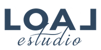 Logotipo de «LOAJ estudio» en azul oscuro y azul claro, con letra cursiva y fondo blanco