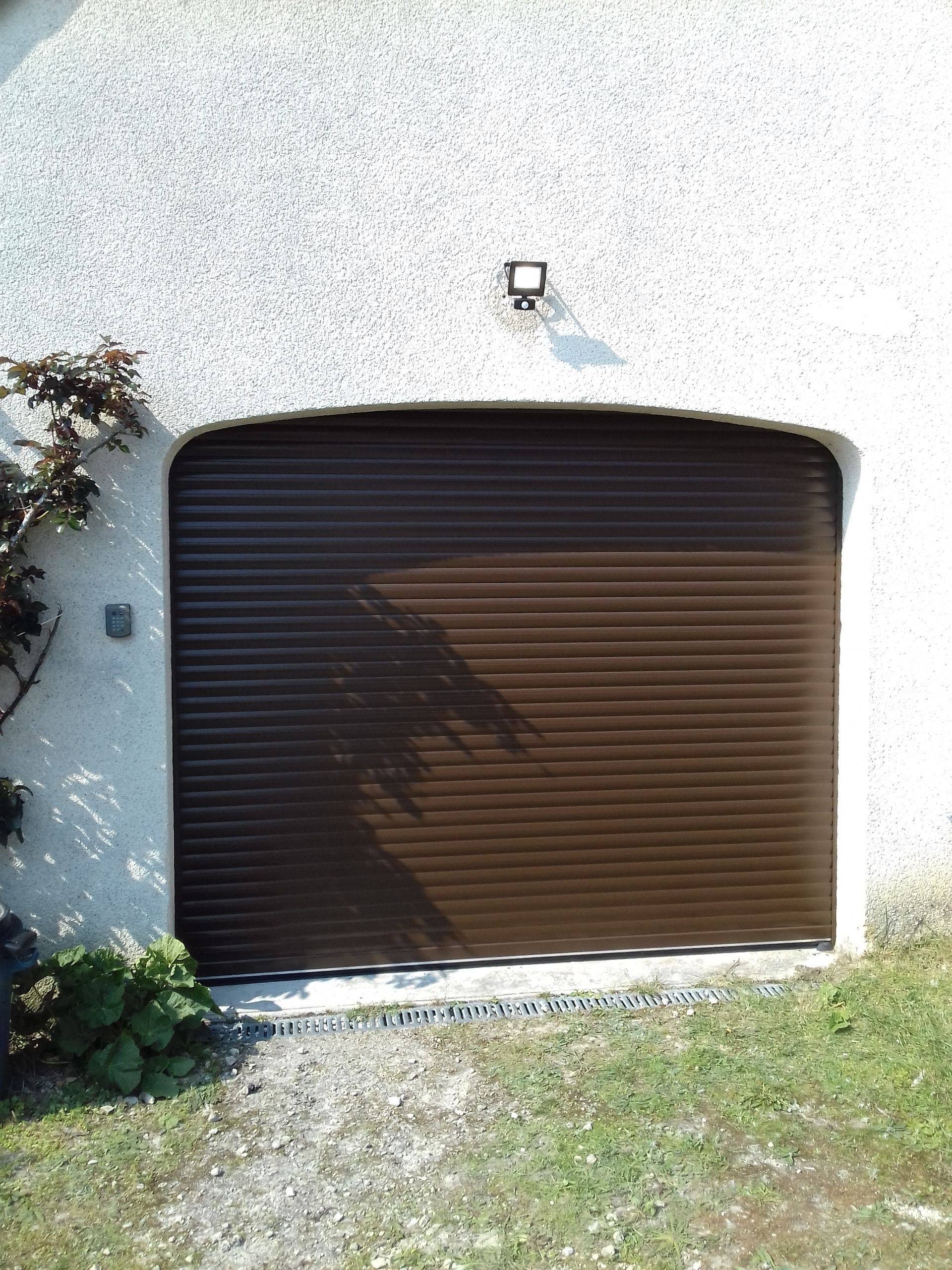Une porte de garage motorisée.