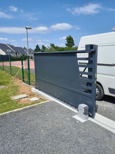 Portail coulissant avec un système de motorisation.