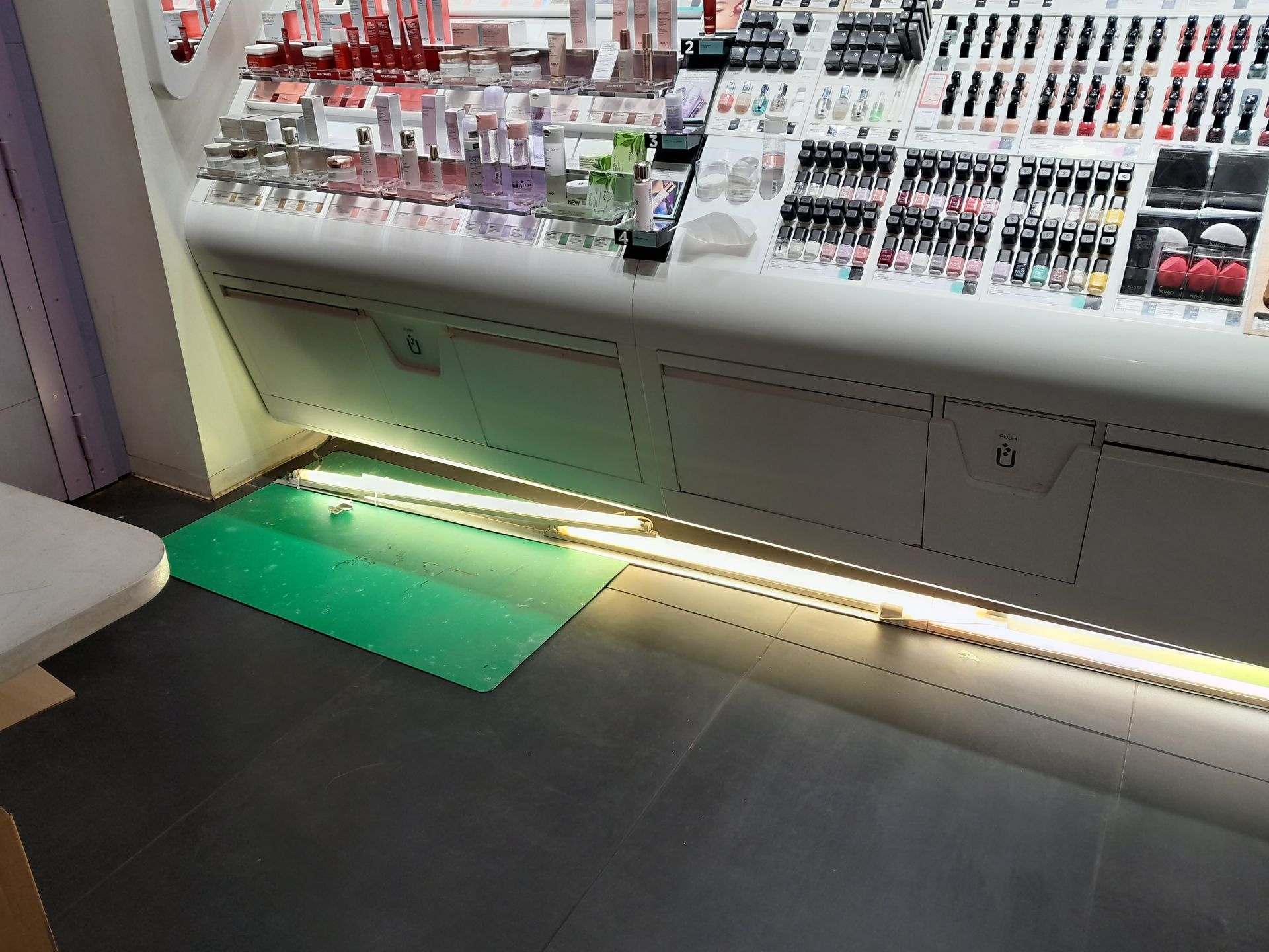 Des éclairage de magasin en cours d'installation.