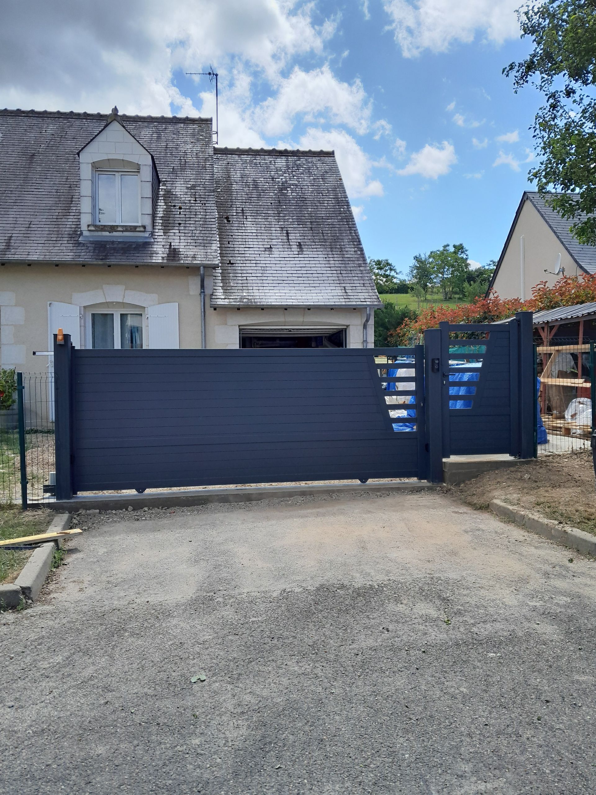 Portail bleu avec motorisation.