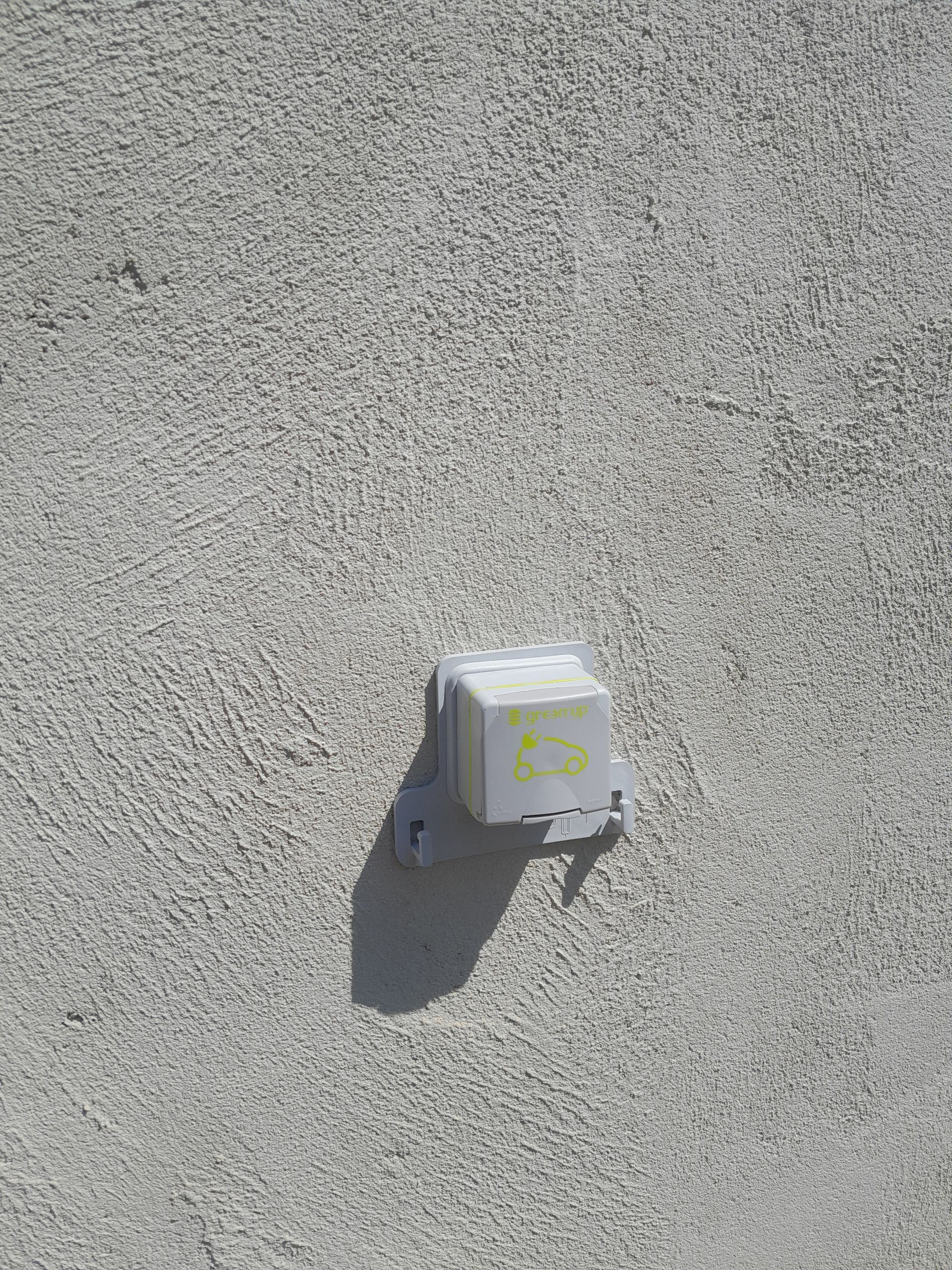 Une prise pour recharge de véhicule électrique.