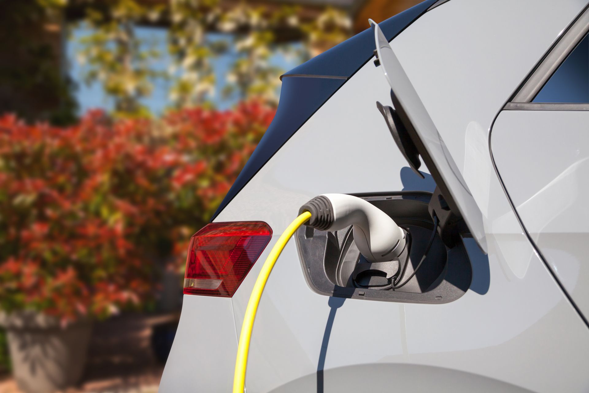 Voiture électrique en charge.
