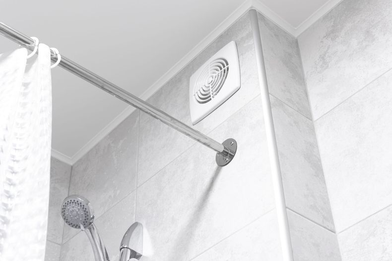 Une grille de ventilation dans une salle de bains.