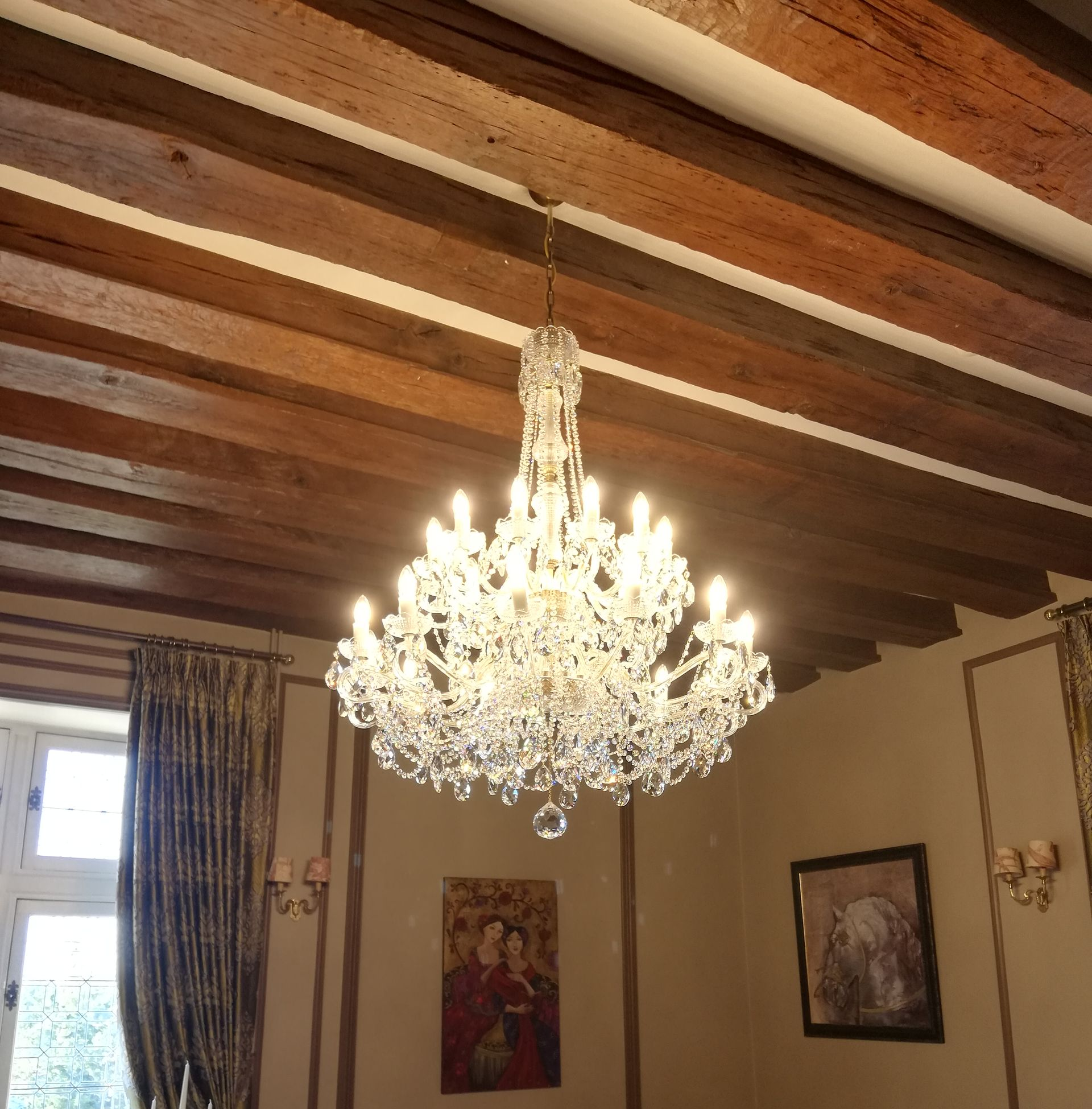 Un lustre dans un château.