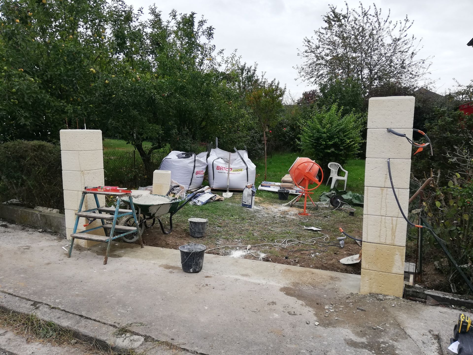 Construction de piliers avant l'installation d'un portail.