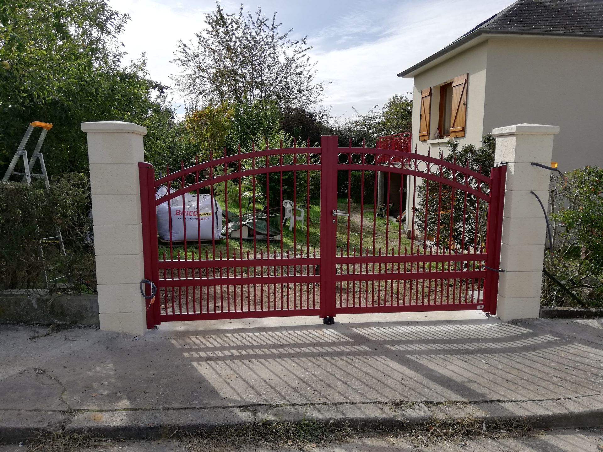 Portail battant neuf après travaux.