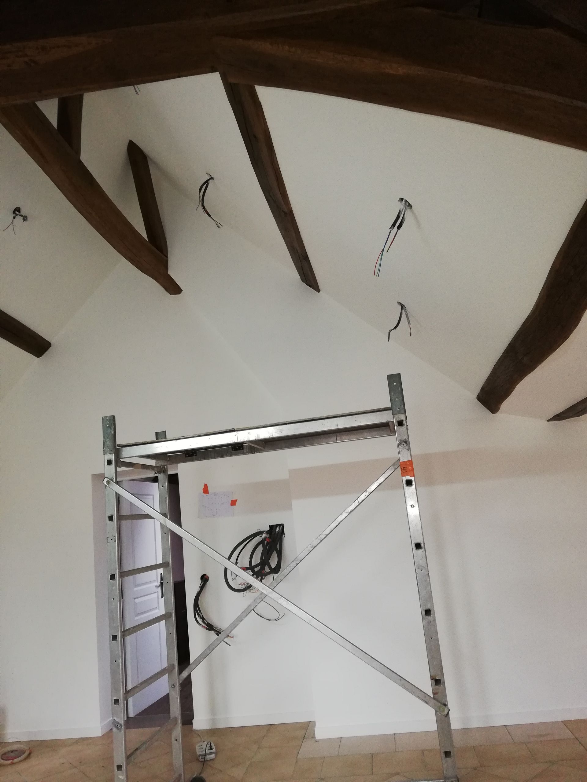 Installation de luminaires dans un plafond.