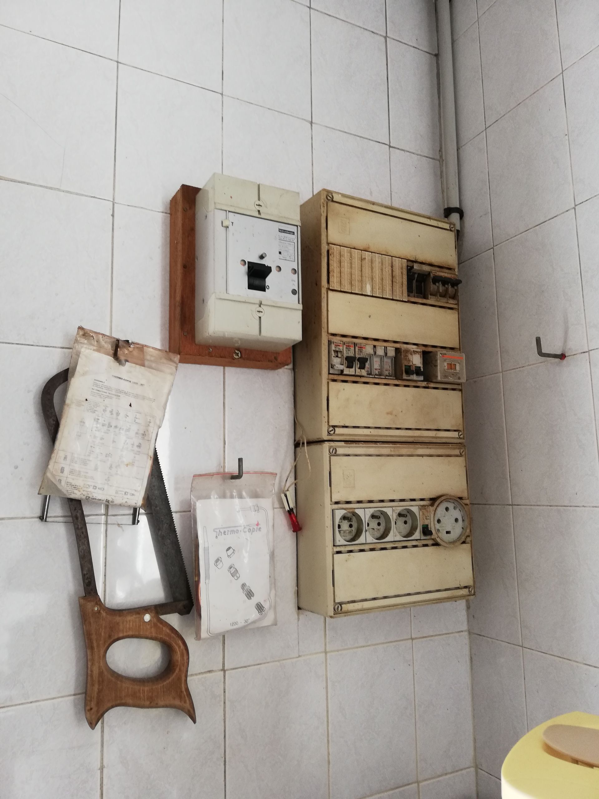 Un compteur électrique très vétuste dans une boucherie.
