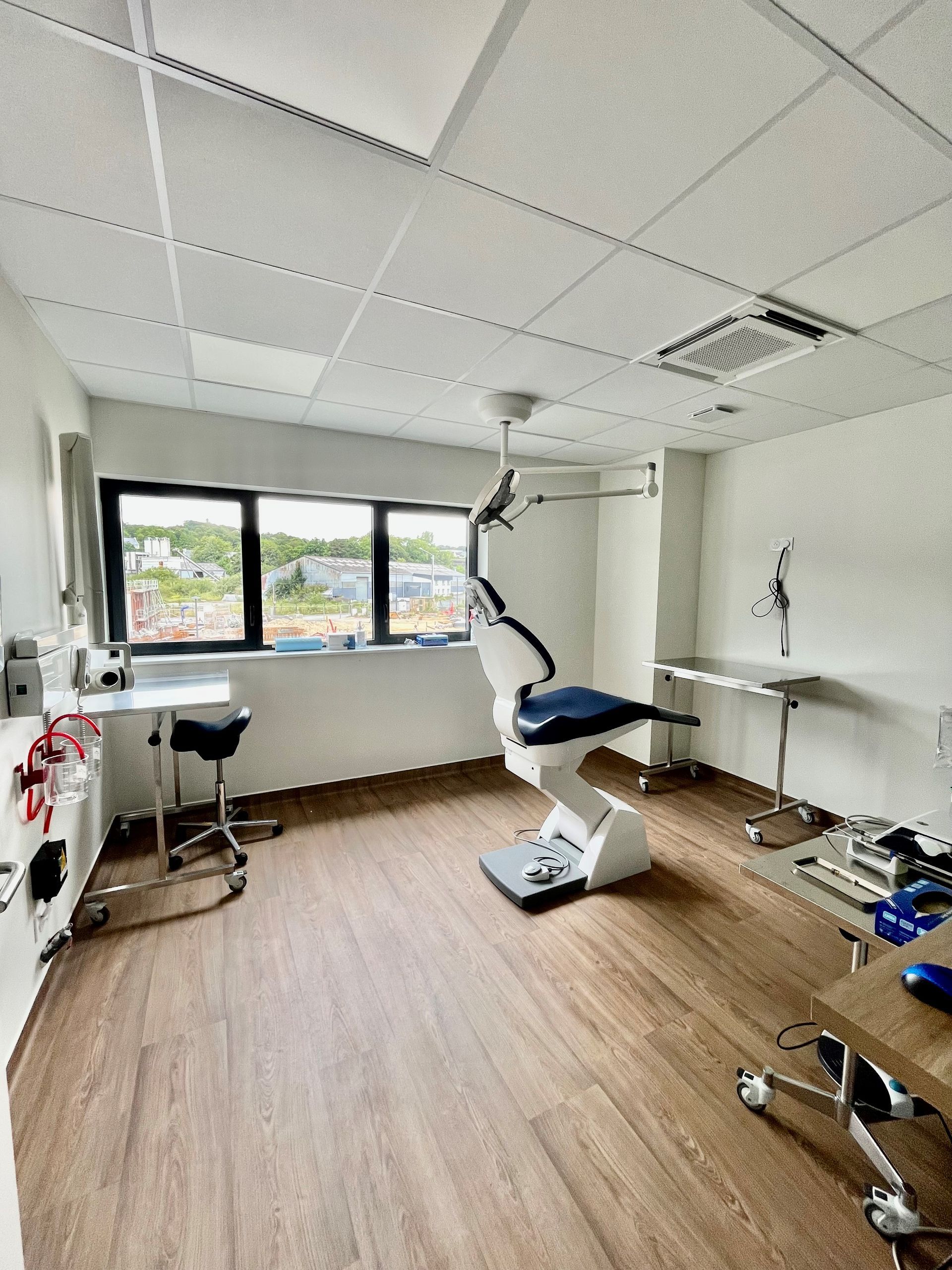 Autre angle de vu du fauteuil dentaire avec ses équipements