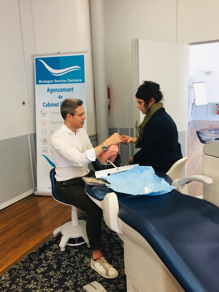 Formateur dentiste avec une apprentie