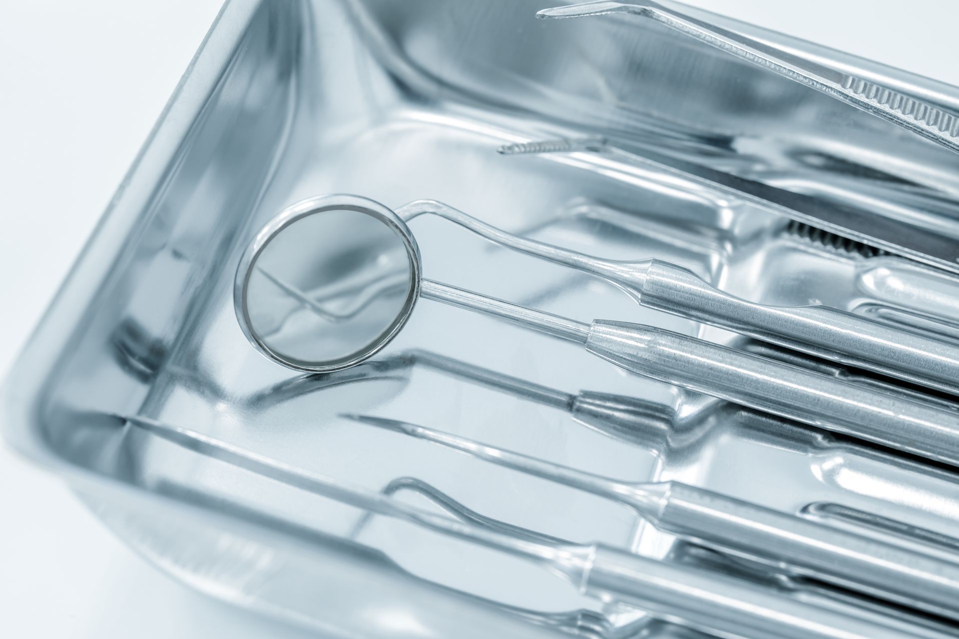 Instruments dentaires sur une plaque